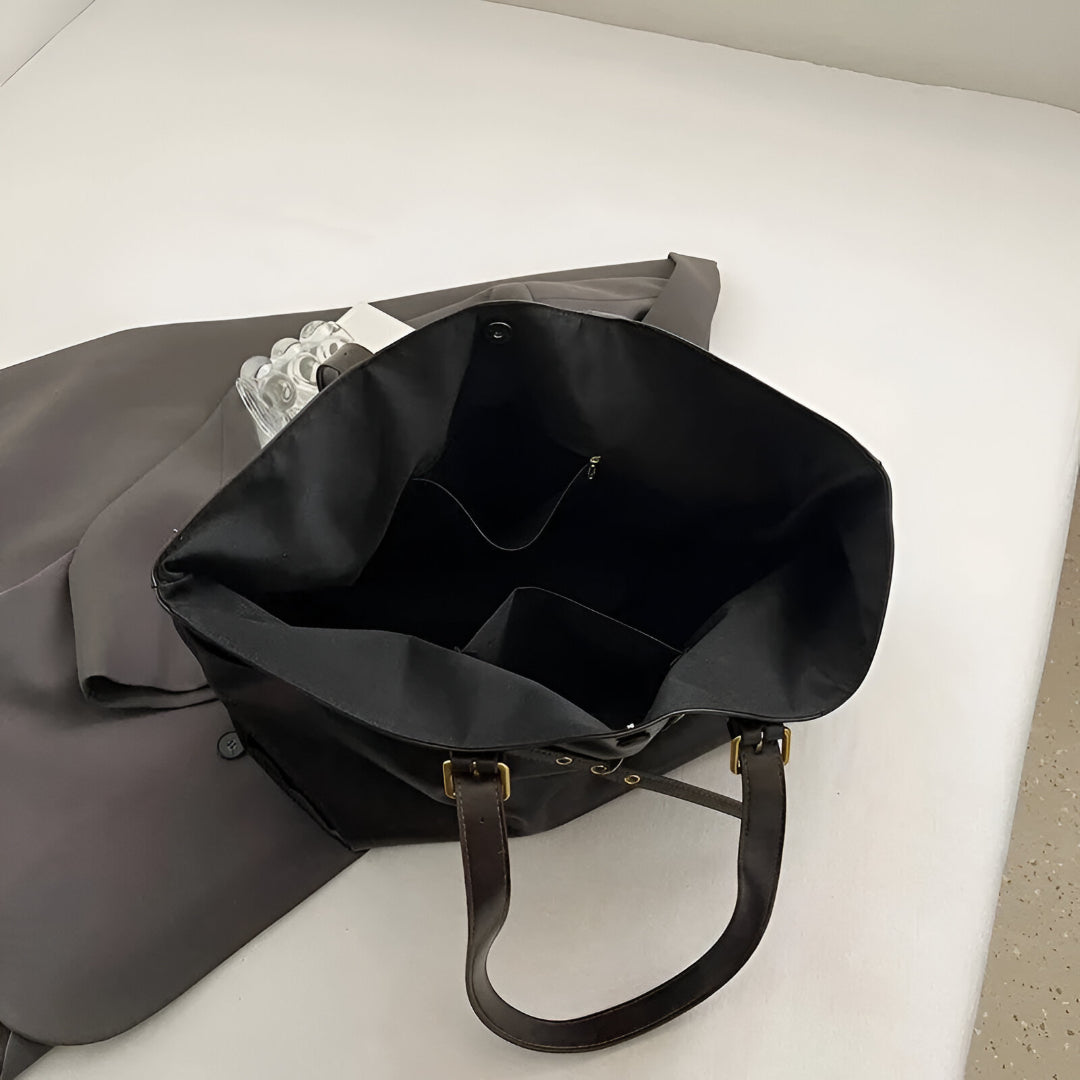 Leather shoulder bag interior, pockets and capacity
