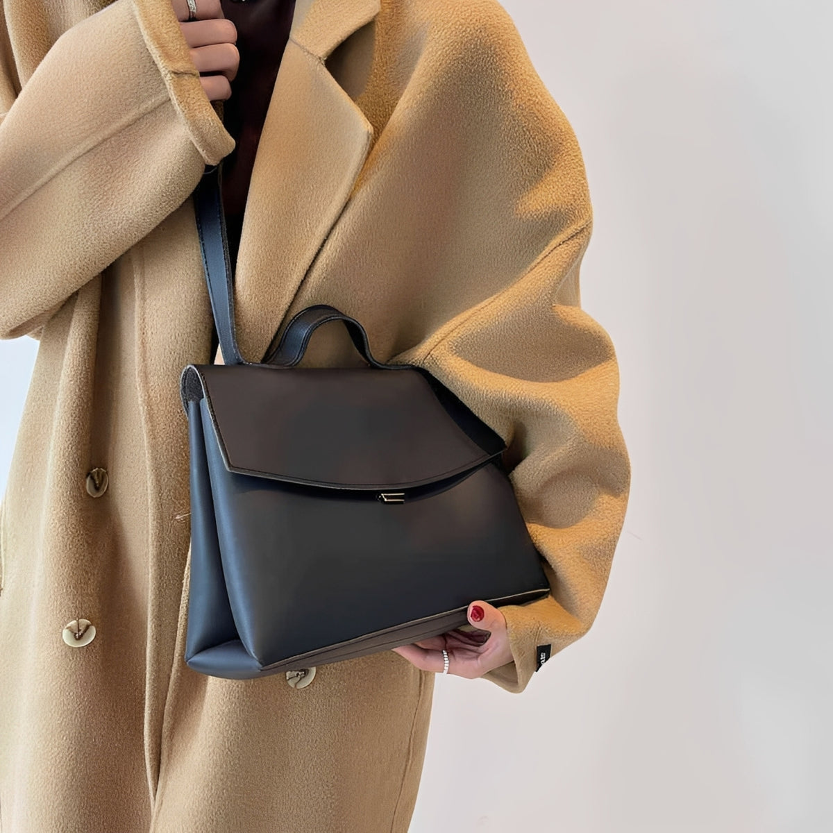 Woman wearing a black leather shoulder bag