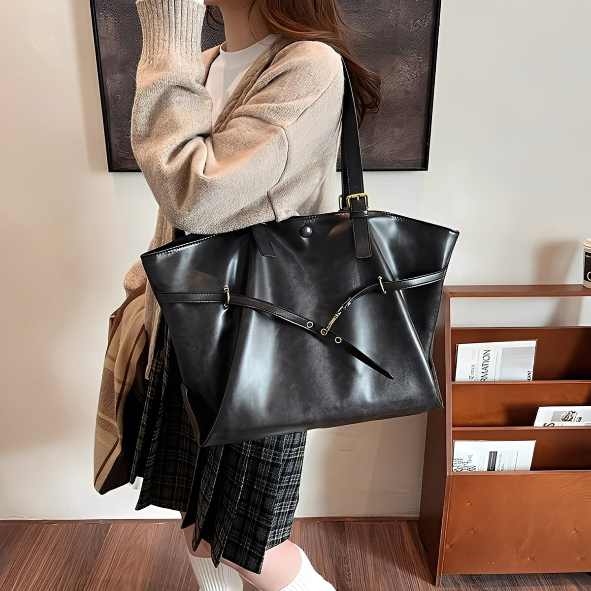 Woman wearing a black leather shoulder bag